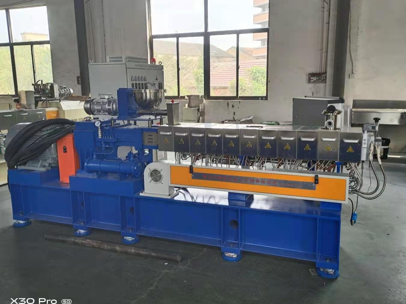 哪些因素會(huì)影響雙螺桿擠出機(jī)的價(jià)格？它的噪音應(yīng)該這樣去解決！