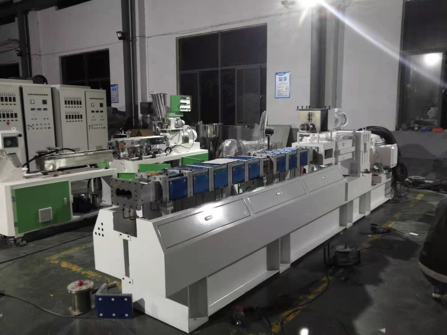 雙螺桿擠出機有哪些結(jié)構(gòu)特點？