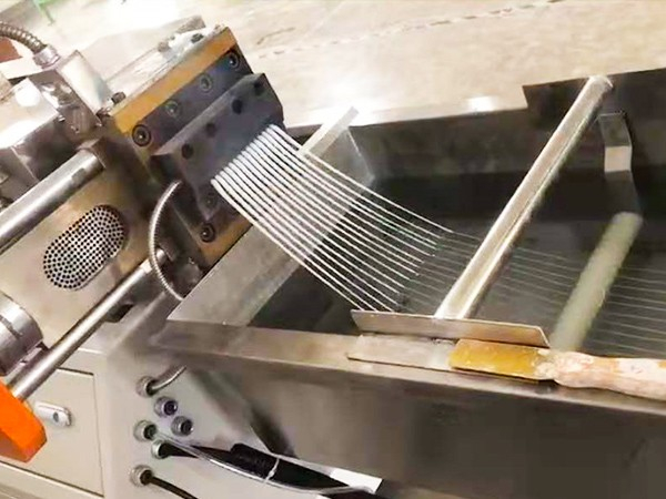 造粒機(jī)造粒出現(xiàn)黑點(diǎn)應(yīng)該怎么解決？科隆威爾為您解答