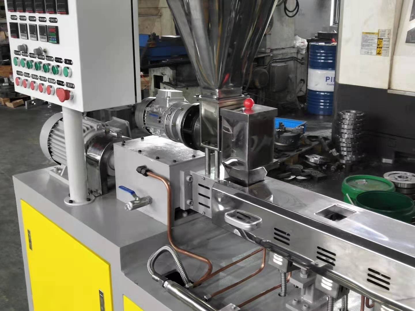 雙螺桿擠出造粒機設備怎么樣？塑料配方應具備哪些性能？