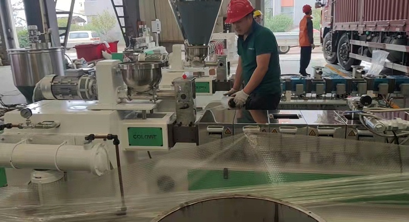 科隆威爾雙螺桿擠出機(jī) 打包現(xiàn)場