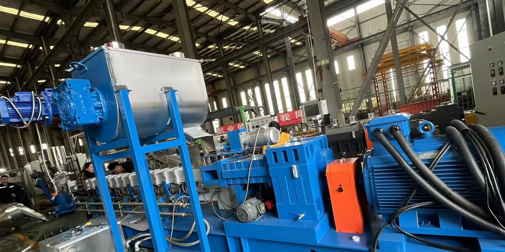 在選擇反應(yīng)型擠出造粒設(shè)備時(shí)，需要考慮哪幾個(gè)因素？